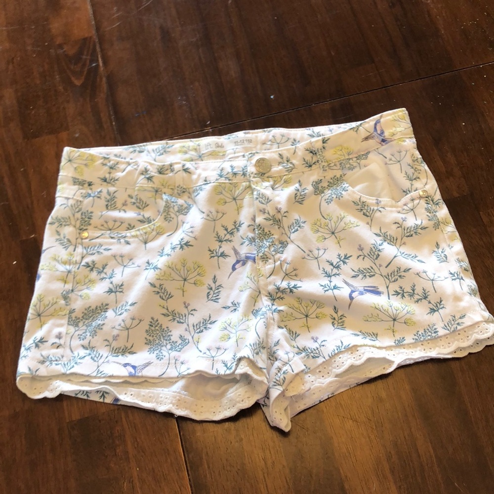 Lefties Floral ruffle jean shorts